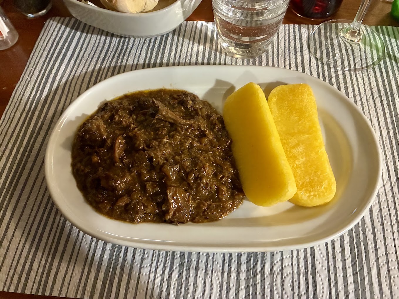 Carne in umido con due fette di polenta all'Osteria La Vela